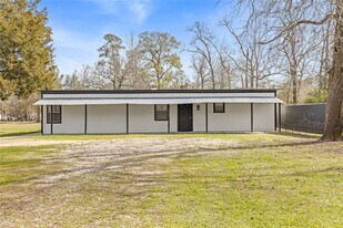 1910 Stringtown Rd in Shepherd, TX - Building Photo