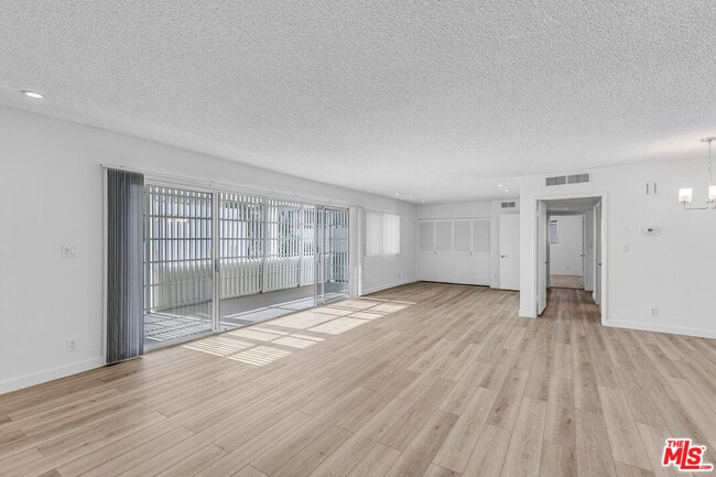 825 S Gretna Green Way in Los Angeles, CA - Building Photo - Building Photo