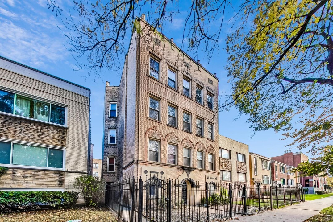 6147 N Richmond St in Chicago, IL - Building Photo