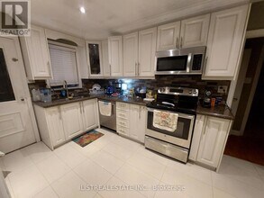 48 Lozoway Dr in Toronto, ON - Building Photo - Building Photo
