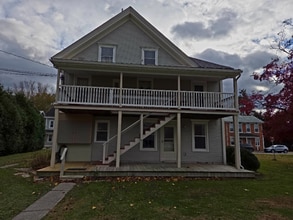 210 E Pine St in Selinsgrove, PA - Foto de edificio - Building Photo