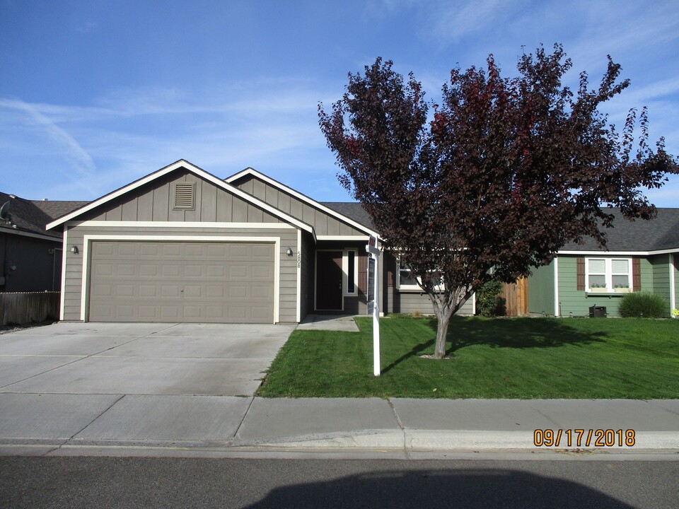 5808 Westport Ln in Pasco, WA - Building Photo