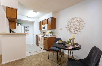 Double Tree Apartments in El Paso, TX - Foto de edificio - Building Photo