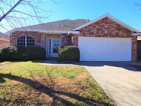 649 Babbling Brook Dr in Saginaw, TX - Building Photo