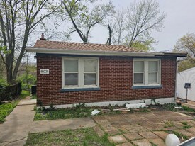 803 Marvin Ave in Ferguson, MO - Building Photo