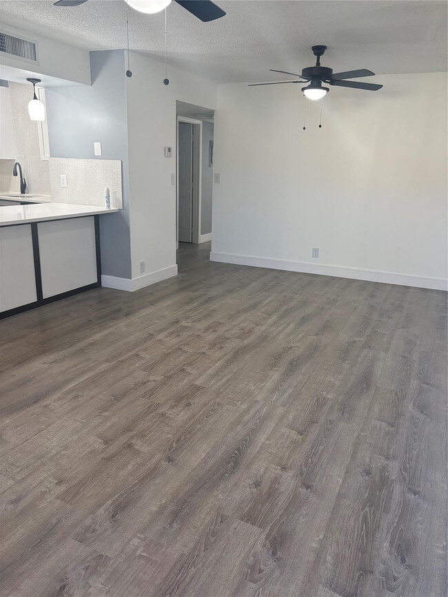 5492 Courtyard Dr in Margate, FL - Building Photo - Building Photo