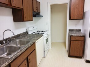 2800 Carriage Dr in Winston-Salem, NC - Building Photo - Building Photo