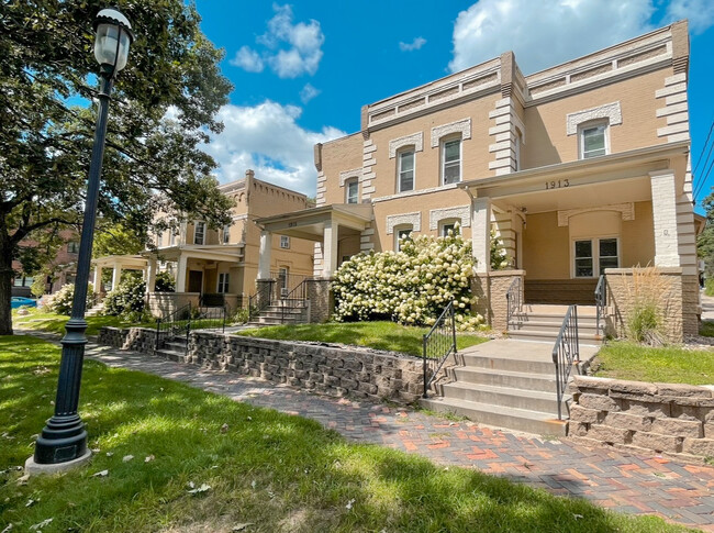 Flats on Pleasant in Des Moines, IA - Building Photo - Building Photo