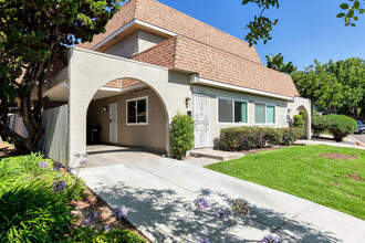 8038 Camino Kiosco in San Diego, CA - Building Photo - Building Photo