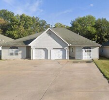 520 E Park St in Pittsburg, KS - Building Photo