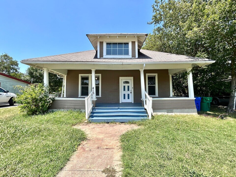 415 Ferguson St in Taylor, TX - Building Photo
