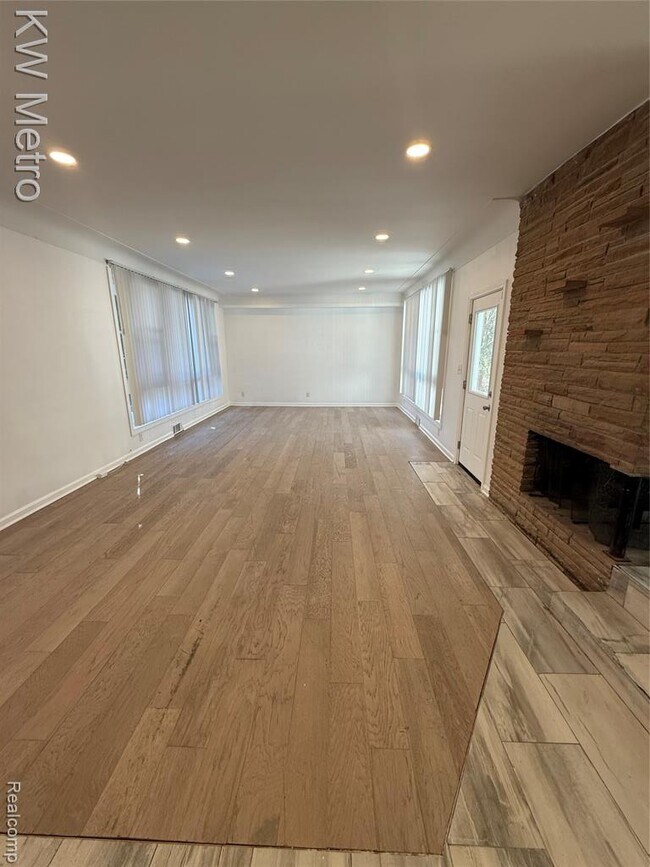 1440 W Square Lake Rd in Bloomfield Township, MI - Building Photo - Building Photo