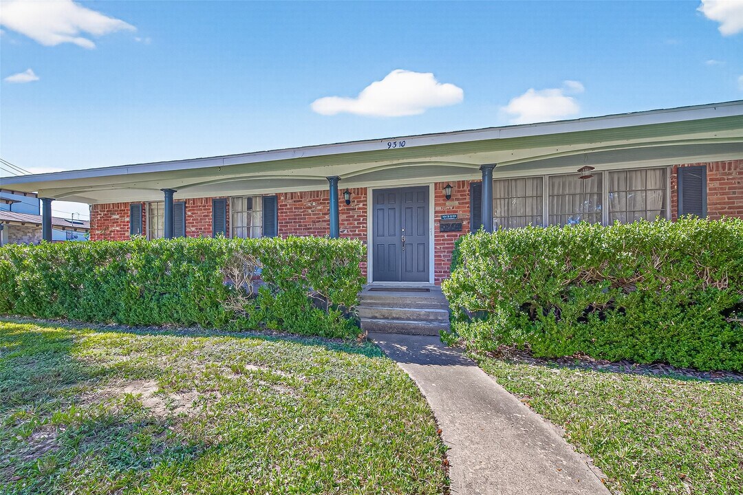 9310 Cliffwood Dr in Houston, TX - Foto de edificio