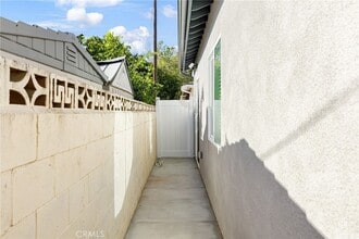 7044 White Oak Ave in Los Angeles, CA - Foto de edificio - Building Photo