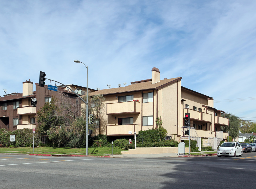 10701 Amestoy Ave in Granada Hills, CA - Building Photo