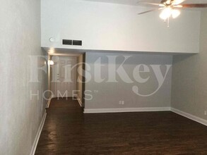 6418 Briarknoll Dr in Garland, TX - Foto de edificio - Building Photo