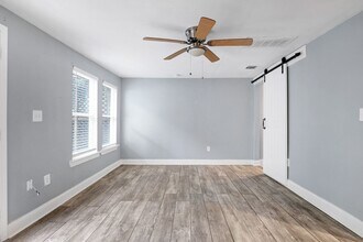 527 Fulton Ave in San Antonio, TX - Foto de edificio - Building Photo
