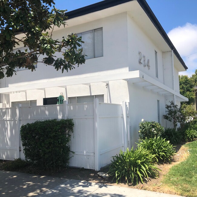 Beachwalk in Santa Barbara, CA - Foto de edificio - Building Photo