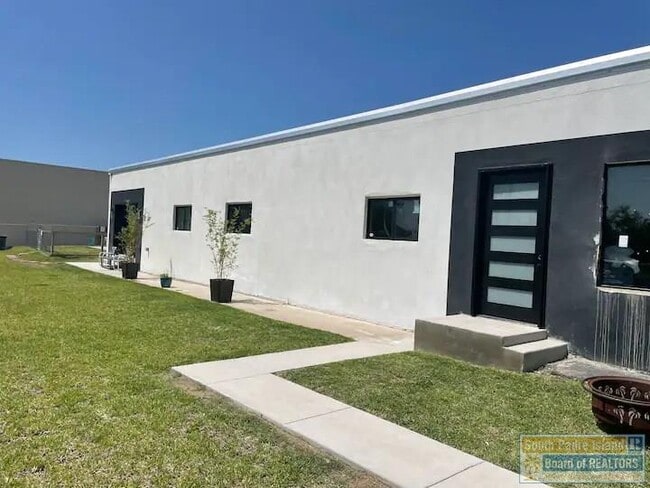 711 S Shore Dr in Port Isabel, TX - Foto de edificio - Building Photo
