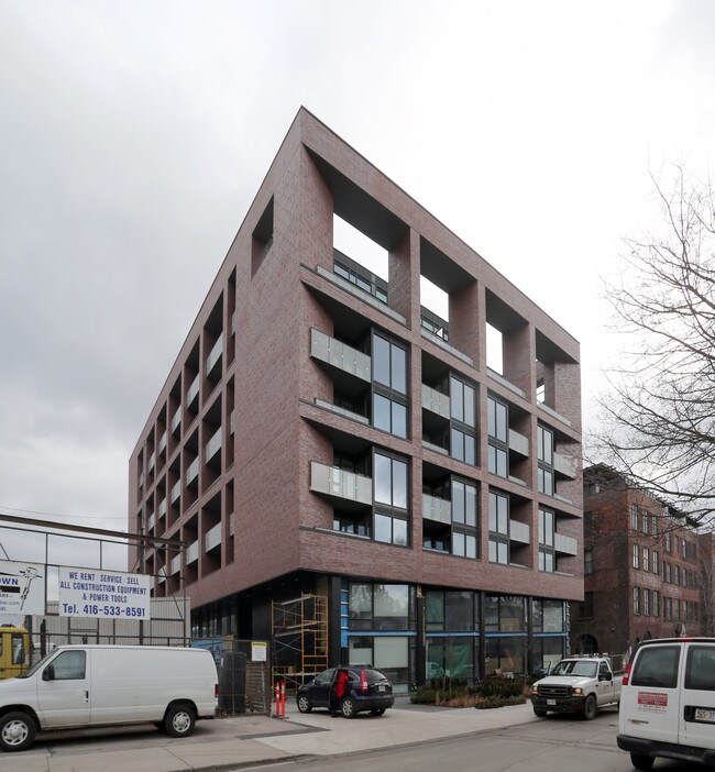 383 W Sorauren Ave in Toronto, ON - Building Photo - Primary Photo