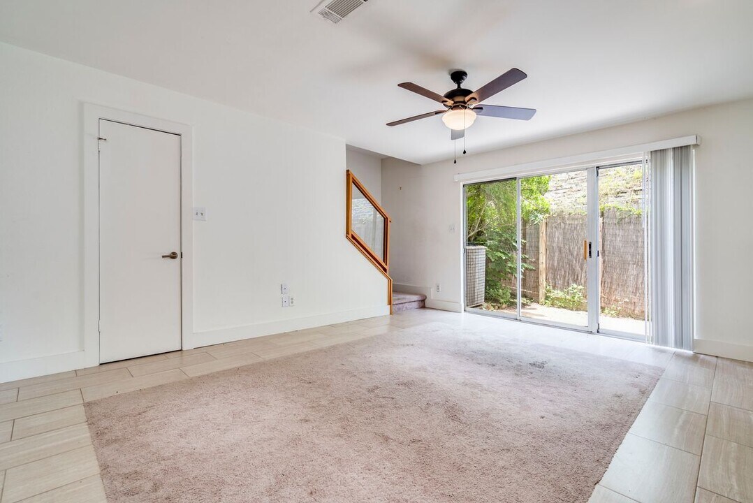 6901 Old Quarry Ln in Austin, TX - Building Photo