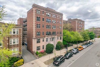 2009 Commonwealth Ave, Unit 2001-2 in Boston, MA - Building Photo - Building Photo