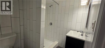 240 Chapel St in Kitchener, ON - Building Photo - Building Photo