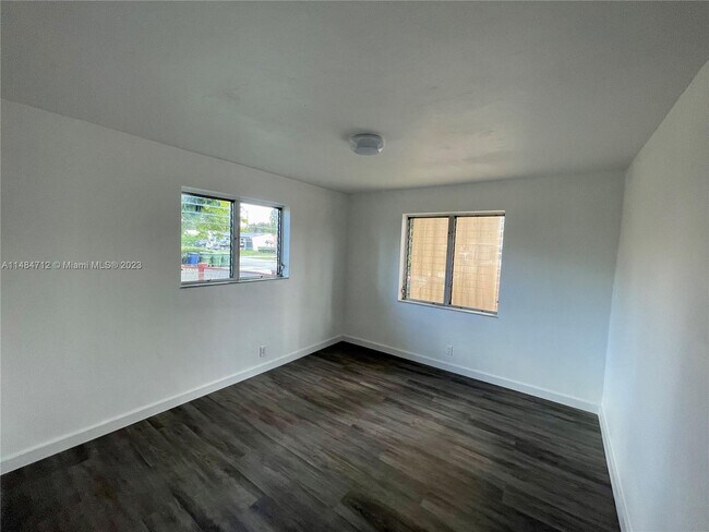 903 NE 7th St-Unit -2 in Hallandale Beach, FL - Building Photo - Building Photo
