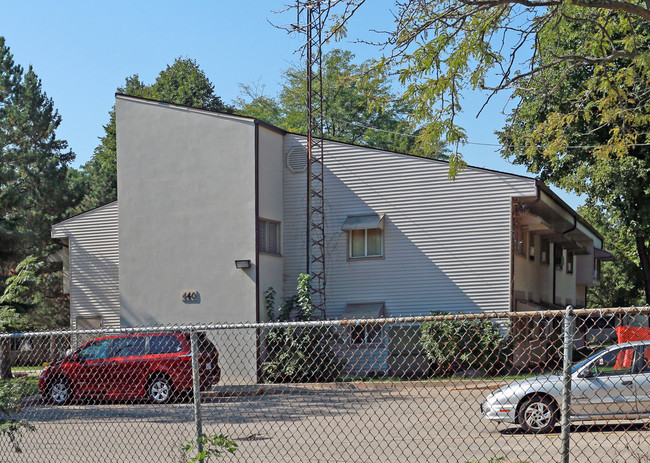 Briarwood Apartments in St Catharines, ON - Building Photo - Building Photo