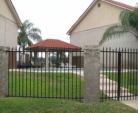 7521 Country Club Dr in Laredo, TX - Foto de edificio - Building Photo