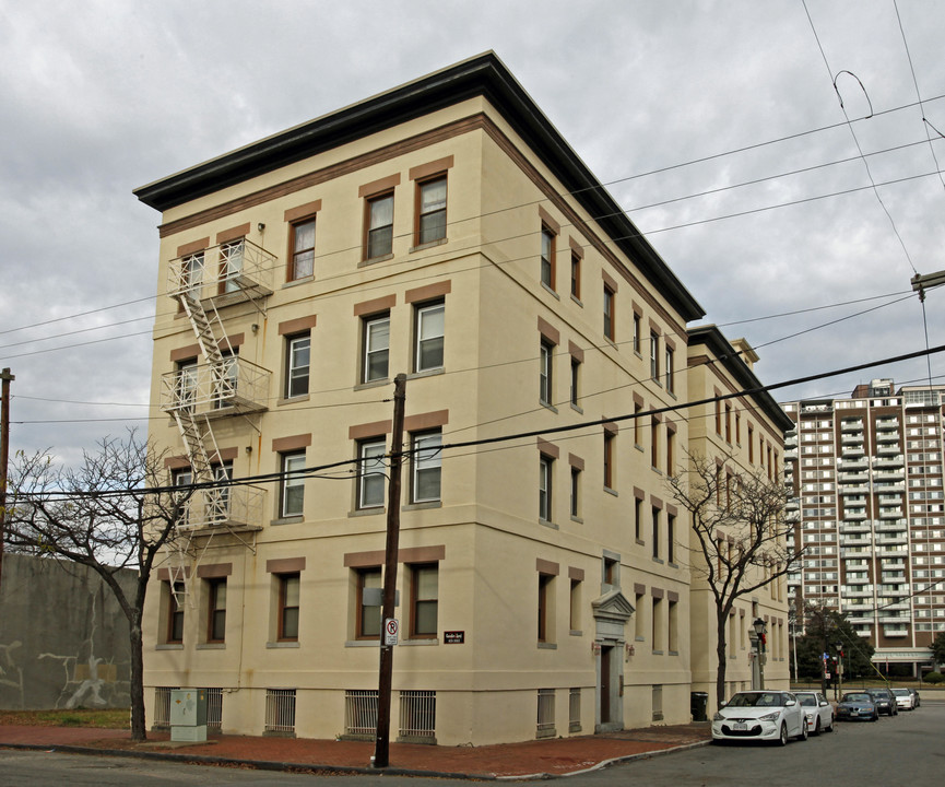 Naylor Arms in Norfolk, VA - Building Photo