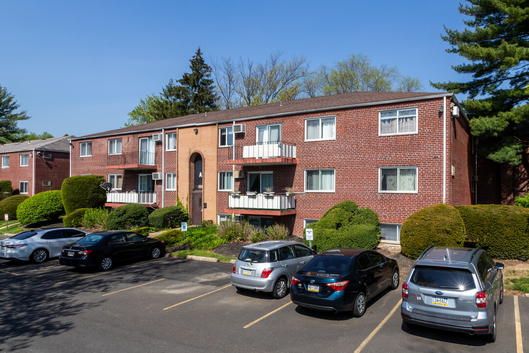 Forest Glen Condominiums in Philadelphia, PA - Foto de edificio