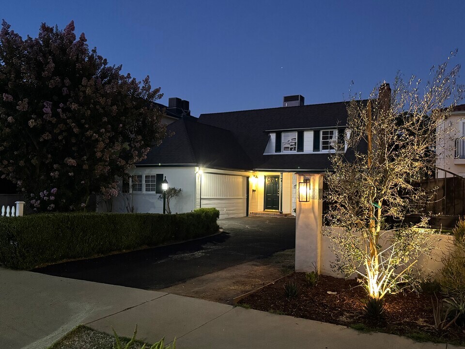 4918 Haskell Ave in Los Angeles, CA - Building Photo
