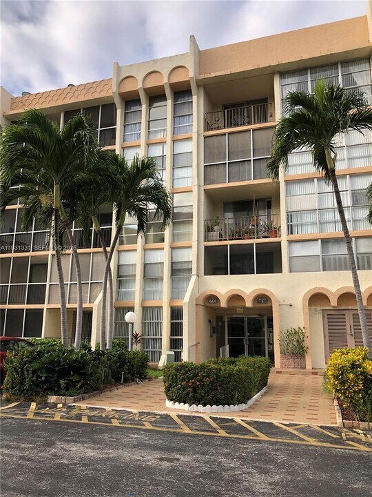 601 Three Islands Boulevard in Hallandale Beach, FL - Building Photo