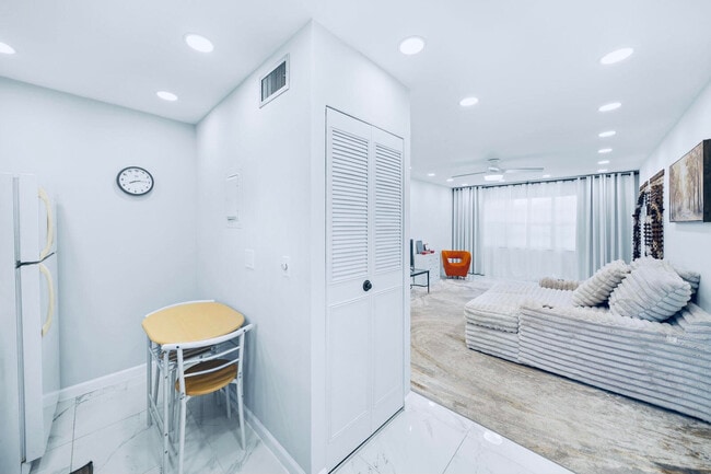 129 Lake Carol Dr in West Palm Beach, FL - Building Photo - Building Photo