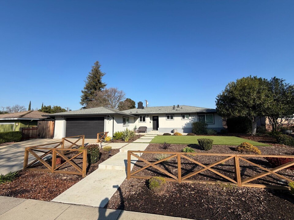 4537 Belcrest Way in Sacramento, CA - Building Photo