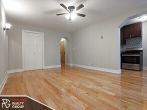 429 W Roscoe St, Unit 425-210 in Chicago, IL - Foto de edificio - Building Photo