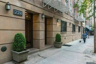 224 Sullivan St, Unit F2 in New York, NY - Foto de edificio - Building Photo