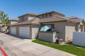 12924 Merlot Dr in Bakersfield, CA - Foto de edificio - Building Photo