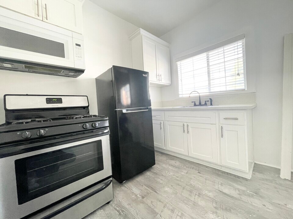 979 S Oxford Ave, Unit 106A in Los Angeles, CA - Foto de edificio