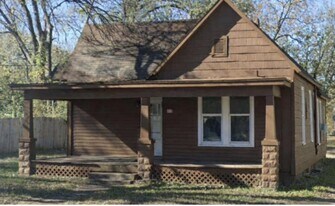 1119 N Main St in Nevada, MO - Building Photo