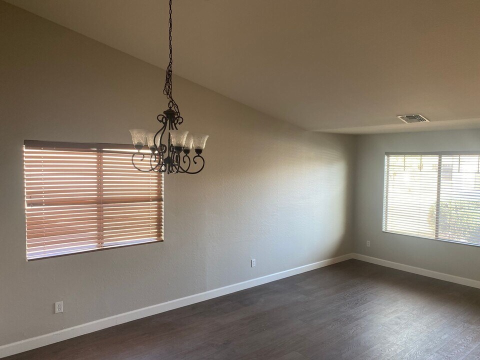 566 W Enchanted Desert Dr in Casa Grande, AZ - Building Photo