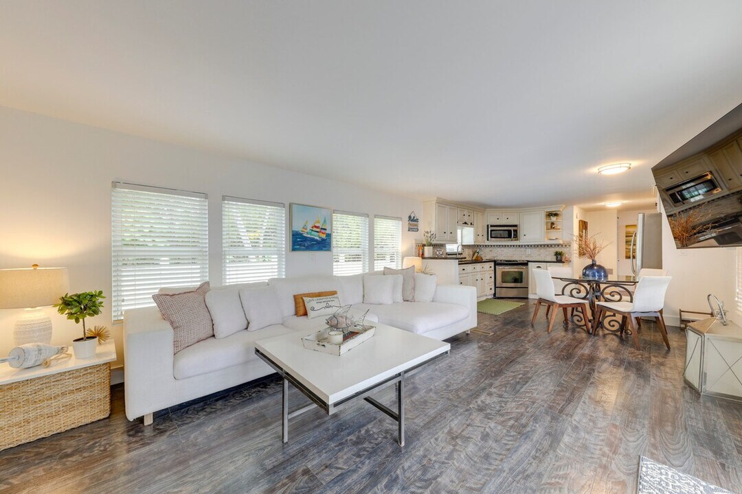 394 Burton Dr in Tavernier, FL - Building Photo