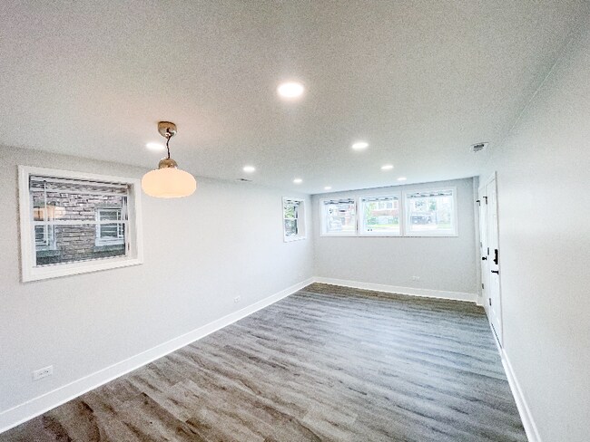 5735 W Addison St-Unit -1 in Chicago, IL - Building Photo - Building Photo
