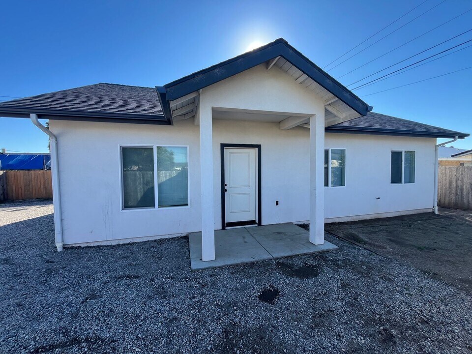 449 Tognazzini Ave in Guadalupe, CA - Building Photo