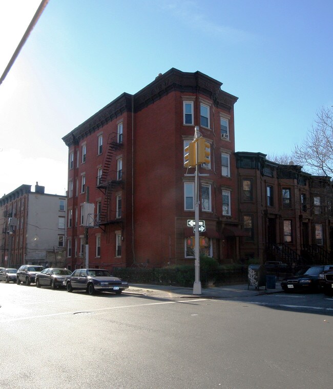 560 Madison St in Brooklyn, NY - Building Photo - Building Photo