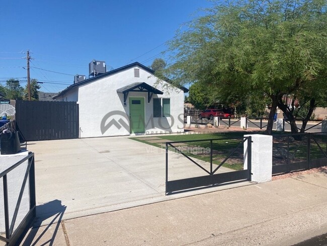 property at 257 E Oakland St