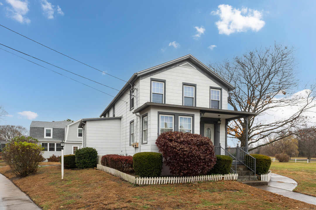 208 Boston St in Guilford, CT - Building Photo