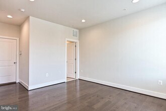 4808 Garden View Ln in Chantilly, VA - Building Photo - Building Photo