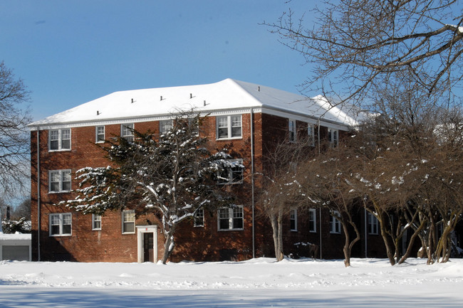 Middle Village Apartments in Clifton, NJ - Foto de edificio - Building Photo